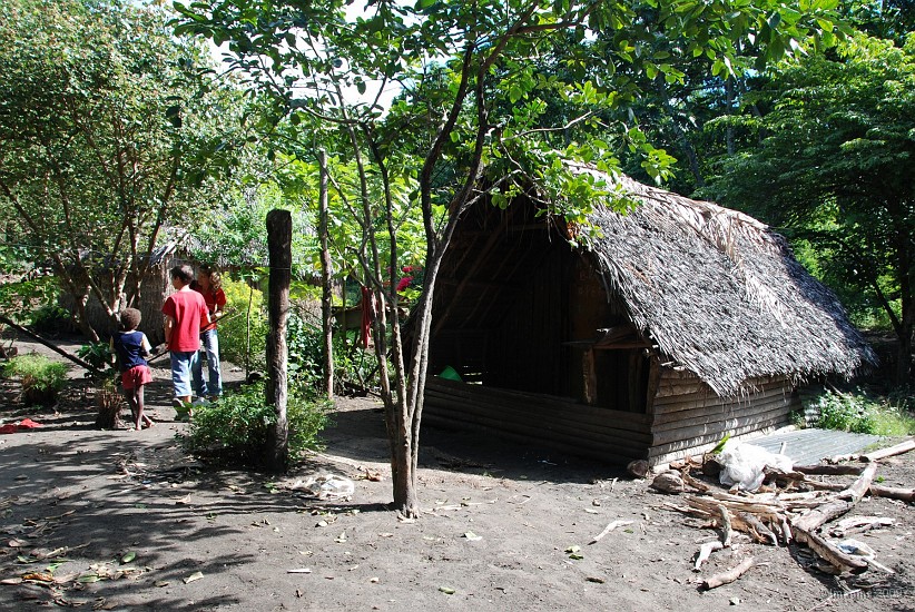 145- Jo le pecheur nous invite a visiter son village.JPG